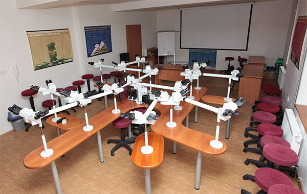 Vícehlavý mikroskop v seminární místnosti Bioptické laboratoře s.r.o.